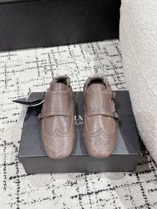 顶级版本Prada 普拉达 25 走秀款复古2扣单鞋爆款！走秀款 复古感时髦满满 随意百搭 时尚休闲 独到味道，人人都爱也轻松驾驭 每年都会爆.足以征服你，穿上