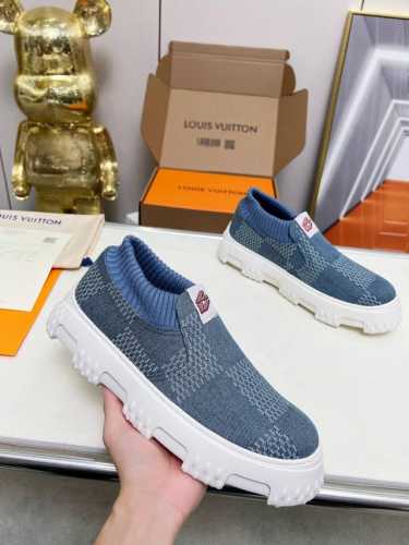 本款 LV Space Lander 便鞋出自 2024 早秋系列，以 Damier 丹宁布注入闲适气息，再借罗纹弹性鞋口实现自如穿脱。厚实橡胶外底为鞋底凸纹点