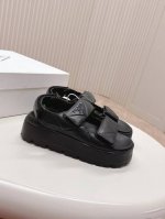 prada 普拉达2025春夏新款凉鞋 罗马厚底魔术贴凉鞋 拖鞋 最新走秀款，经典升级 舒适度与时髦度并存 每个颜色搭配都好看，设计搭配不同风格需求 鞋面：原版