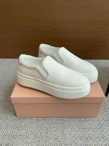 Miu Miu 缪缪 春夏新款 厚底帆布休闲鞋 顶级版本极具辨识度的鞋舌，上脚超级阳光青春！少女味十足，能把休闲鞋打造的如此甜美，只有Miu才能做到了，上脚气场
