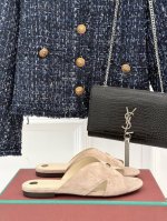 厂价 Loro Piana Lp 经典复古绝美 平底坡跟拖鞋 简约即时髦 松弛的高级感 感受夏日感高级穿搭~ 面料采用原版定制皮料 内里垫脚均为混种羊皮 意大利