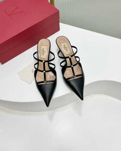 出厂 顶级版本 Valentino 华伦天奴 火爆新品 新款穆勒鞋 也太好穿啦... 最新logo饰扣 与性感尖头完美结合简直是夏天时髦巅峰原版复刻 大底：意大