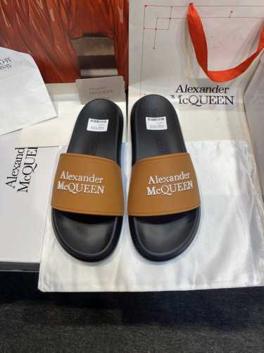 Alexander Mcqueen 。麦昆拖鞋系列：高端品牌 3D制面，升级版大底，更轻便，防滑。市场顶级品质，潮人必备，夏季拖鞋的季节来了，穿起来超级唯美.