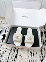Chanel 25 A新款 代购级菱格拖鞋 **小香风平替 不 这是原版定制 ** 春夏必入的优雅凉拖 上脚秒变人间香奈儿 高级菱格纹+经典书包扣设计 随手一拍