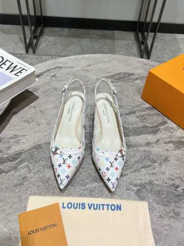 LV驴牌春夏玛丽珍猫跟时装尖头鞋 春夏秀场出镜率最高的一款单品 超多名模上脚 简约大方非常百搭 鞋面采用原版牛皮； 全皮包裸纯手工缝纫鞋面，LV彩色老花标识点缀