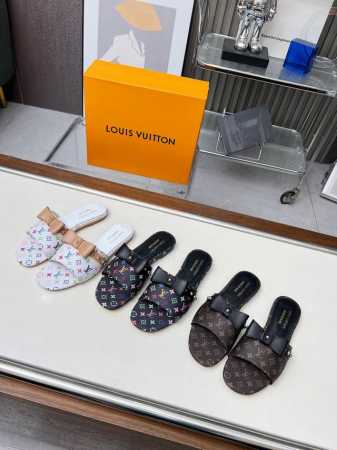 工厂价 女装女鞋 运动原单 Louis Vuiton2025春夏最新款 本款 6AM 凉拖出自路易威登 x 村上隆再版系列，为全幅 Monogram 图案浸染彩 - 点击图像关闭