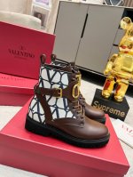 Valentino 华伦天奴秋冬新款女靴 顶级版本 上脚舒适百搭显瘦 高品质材质 原版大v扣 原版帆布不是市面上普通布料 鞋面全部采用高档头层粒面牛皮 进口牛里