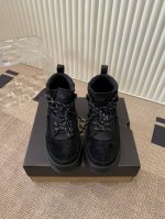 UGG复古工装靴雪地靴 面料：黑色，粟色，军绿色 内里：纯澳洲进口皮毛一体百分之百的全羊毛款式：简约百搭.时尚复古风 码数：38-40