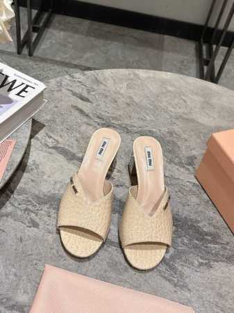 miumiu25春夏新品高品质鱼嘴粗跟拖，气质小女人风，鞋跟盘镶嵌施华洛世奇水钻，闪出新高度 鞋面:对版菱格漆皮 内里垫脚小绵羊皮 进口真皮大底 跟高:5.5C - 点击图像关闭