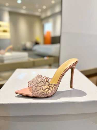 Gianvito rossi 2024 经典款尖头电绣高跟鞋，它的出现就像夜空中最璀璨的星辰。经典的款式，永恒的魅力，电绣的图案更是为其增添了梦幻的色彩。每一步