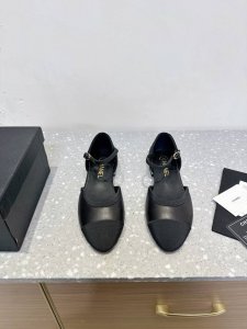 chanel 小香 25Ss早春新款 菱格纹 粗跟玛丽珍 单鞋 复古法式优雅感，高级感十足 菱格中空玛丽珍凉鞋，最近很火的一双凉鞋！露脚设计直接拉长腿型！很显白