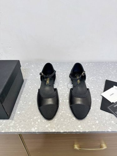 chanel 小香 25Ss早春新款 菱格纹 粗跟玛丽珍 单鞋 复古法式优雅感，高级感十足 菱格中空玛丽珍凉鞋，最近很火的一双凉鞋！露脚设计直接拉长腿型！很显白