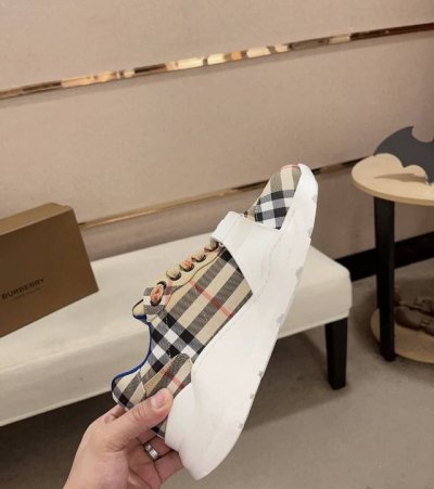 burberr* 高端精品 元 Size 38-45 巴宝莉秋冬新品 现货发售 原版1:1复刻 魔术贴经典格纹运动鞋 原版纯棉格纹布 进口Tpu橡胶大底 舒适轻