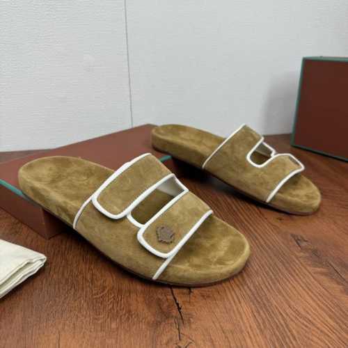 Lp 家新品 Loropian* 诺悠-翩雅 新款男士休闲凉鞋拖鞋！ 整个鞋子采用高丝光牛反绒面料，中底垫脚同材质打造 白色牛皮滚边撞色突显时尚风范。鞋面饰有立