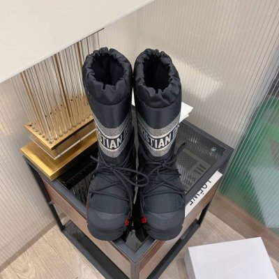 DIOR迪奥 D家秋冬新品 专柜最新走秀款雪地靴鞋系列 秋冬最新王炸款 雪地靴 胖墩墩的 好看可爱到爆炸 →_→来自 DiorAlps 限定系列，别具一格。闪亮