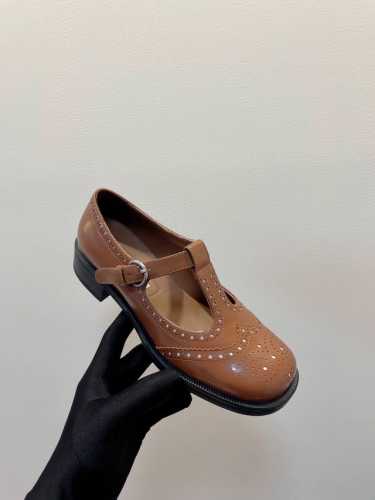 Miumiu 24ss 秋冬季新款，英伦风乐福鞋，玛丽珍小皮鞋，文艺范满满的，镂空更具有设计感，巨舒服滴 牛皮开边珠面料，羊皮内里垫脚，原版TPU鞋底，3cm鞋