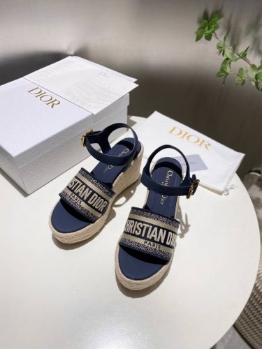 爆款爆款 dior 迪奥 25Ss 夏季高版本新款凉鞋. 简约超级百搭. 上脚完美奢华可任意搭配春夏服饰. 脚感更是舒适 材质原版完美复刻. 原版拆解开模. 面