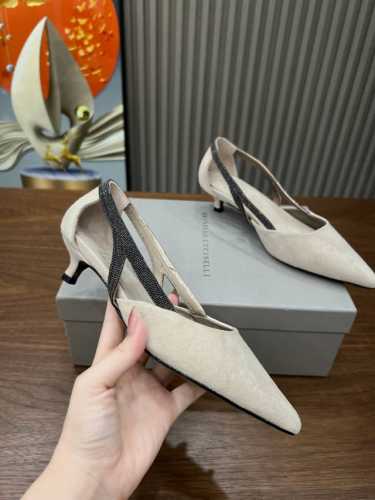 BrunelloCucinelli 。时尚高跟凉鞋上新款了。面料：进口羊绒。内里羊皮，纯铜珠链，上脚美观大方，百分百原版开发。原版包装，码数35 －42。35