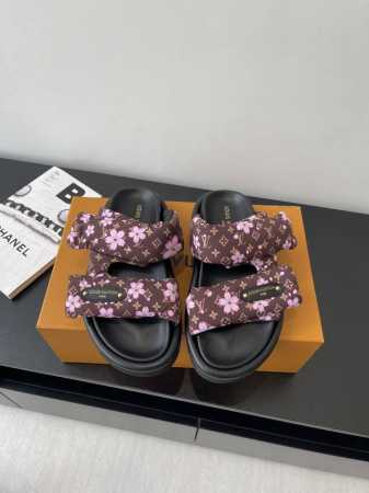 Lv 2025爆款 浮雕Logo 压花 凉拖鞋 pool pillow Comfort 平底凉拖取材科技织物 以高频压印技术重绎 Monogram 图案 柔软加 - 点击图像关闭