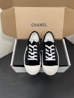 P3802670最新版面配白色飞机盒 Chanel 25P隐藏款休闲鞋！ Vintage感满满，中古复刻款Get啦～ 小白鞋适配春夏，黑白拼接就很Chanel。