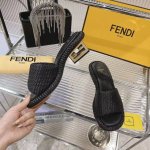 冲量价: 2024最新Fendi芬迪系列水台拖鞋顶级上新啦 每年必备FF拖今年还加了新的水台系列，美到无法言喻绝好的穿着舒适感可是经典必备，各种风格搭配都Hol
