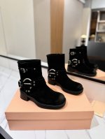 Miu Miu 2024 官网同步短靴 走秀款马丁骑士靴 秋冬最美战靴鞋头大大翘翘是精髓。 妥妥断货节奏每一双都是独一无二不对寸的拉丝做旧复古效果 ，酷飒酷飒