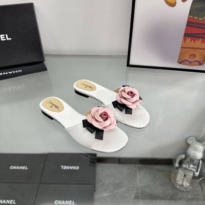 新品发布 升级版 独家发售！ 香奈儿Chanel 凉拖鞋 进口小羊皮鞋面。这双拖鞋无需多说！经典百搭 这一季山茶花系列真的超美 羊皮内里-垫脚， 山茶花经典做工