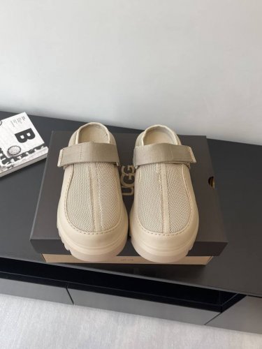 Ugg 25Ss官网最新半包厚底拖鞋 Hanni同款厚底太爱了 又特别轻便好穿 搭配袜子有种甜度超标少女感 魔术贴设计更贴合脚背活力感拉满 超级少女一眼沦陷鞋面