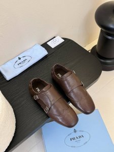 Prada 25ss 普拉达走秀款复古 双扣 半拖鞋单鞋 乐福鞋爆款！走秀款 复古感时髦满满 随意百搭 时尚休闲 独到味道人人都爱也轻松驾驭 每年都会爆.足以征