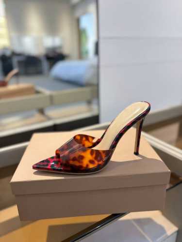 价格P： {半拖} 吉安维托 罗西 Gianvito Rossi Eiko Stiletto，轻松移动。这款 Gianvito Rossi 拖鞋采用配有精致的胶