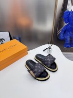 橙子出厂价p louis Vuitton 路易威登 Lv新配色 休闲魔术贴拖鞋 平底凉拖 情侣款 专柜同步更新 鞋面采用独一无二的驴家独特面料 面料轻盈透气 超
