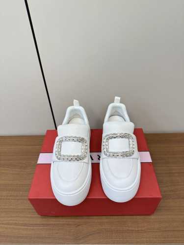 Rogervivier RV 2024ss新款Viv Golf钻扣小白鞋 面包鞋 梦中情鞋RV钻扣小白鞋！轻运动风潮来袭，简便运动鞋以鞋底花型图案令人眼前一亮。