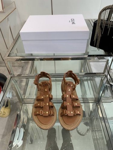 Celine 25Ss 新款凉鞋 这一季的赛琳又让我重新爱了它一次这季节美鞋太多 这款凉拖真是无敌好搭配 设计搭配经典的 Logo 作为点缀整体视觉特别耐看又好