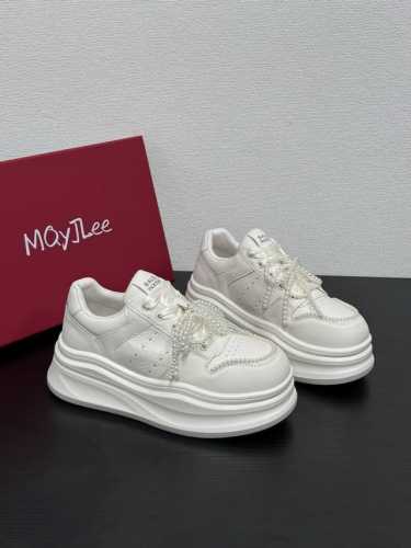 Mqyjlee 2025春季新品奶呼呼高颜值Miu系甜酷珍珠厚底小白鞋 优雅与舒适的梦幻邂逅， 每个女孩的鞋柜里，都该有这样一双小白鞋， 鞋身之上，精致珍珠如灵