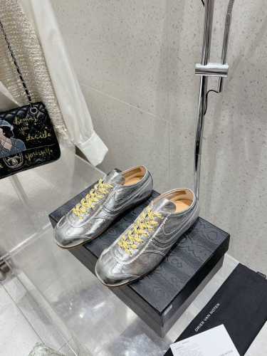 Dries Van Noten Dvn 复古德训鞋 Dries Van Noten 2024春夏系列 设计师通过改造、扭曲和颠覆经典元素，打造出实用而富有设计感