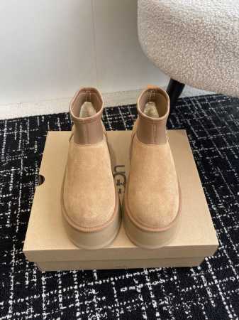 代购级 UGG.皮毛一体雪地靴 看多了经典款 需要一些点缀 今年特别爱毛线编织 成为寒冬流行穿搭的主流趋势 漫长的冬日还有什么比舒适度保暖更渴求呢 Size：# - 点击图像关闭