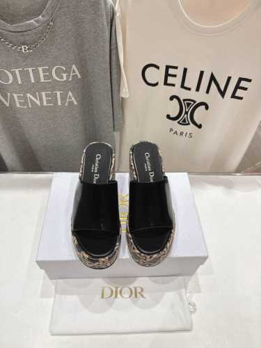 高版本出厂 Dior*迪奥D家2025Ss春夏新款仙女风坡跟厚底拖鞋 1:1原版复刻 市面上最高版本 各路时尚博主刷爆小红书！超时髦又充满高级感的单品！轻松打造