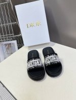 Dior迪奥春夏最新款电绣款拖鞋 超多明星网红种草 夏天必备 专柜正品购入开发 完美复刻细节 经典的版型设计上迪奥Logo老花布料点缀 超好看超百搭 上脚非常柔