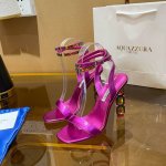 Aquazzura 新款凉鞋 面料采用原版定制羊皮制成，饰有闪闪发光的施华洛奇水钻，并配有水晶镶嵌的鞋跟。适合派对的设计适用各种套裙，连衣裙晚礼服，夜场各种款式