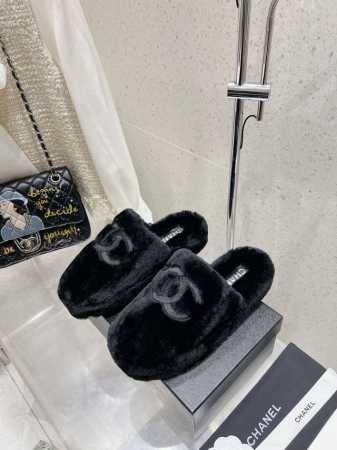 出厂 Chanel 香奈儿 新款毛毛拖鞋！ 这款毛拖真的是真太可爱了～ 柔软蓬松的毛毛，舒服暖脚 增高显腿长 秋冬搭配袜子休闲又慵懒 上脚真的好看又时髦 进口羊 - 点击图像关闭
