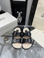 Alexander McQueen 羊羔毛凉拖 原版复刻定制，麦昆两带拖鞋搭配金属扣刻Mcq标志，约4cm 轻松穿出大长腿，舒适，百搭，必入的一款拖鞋 码数：3