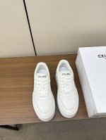 celine 赛林 春夏最新厚底小白鞋 这一季运动小白鞋无论从楦型的轮廓隔板的拼接都让人耳目一新 前后品牌Logo相呼应 大底边位明显Celine字母点缀 无不