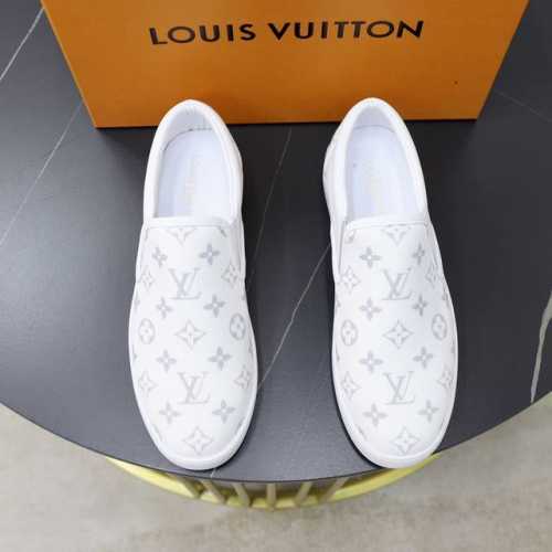品牌：Lv路易威登 尺码：38-44 45可定制 等级： 专柜经典款 1:1 材料： 顶级原版透气布料拼接牛皮 舒适羊皮内里 轻便耐磨柔软大底 款式类别：休闲套