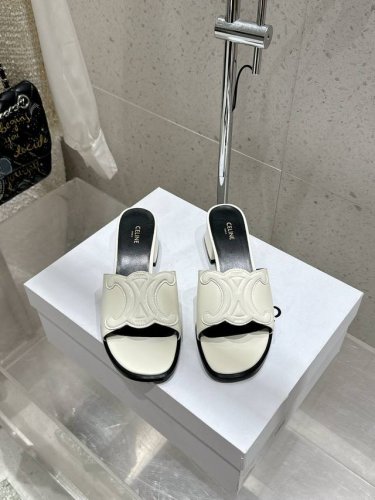 顶级版 Celine 赛琳早春新款春夏新品凯旋门罗马粗跟拖鞋 非常高级的一款凯旋门设计极具品牌辨识度，超级好看百搭，好少女 鞋面：进口漆皮 内里：进口山羊皮 大