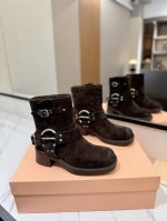 Miu Miu 2024 官网同步短靴 走秀款马丁骑士靴 秋冬最美战靴鞋头大大翘翘是精髓。 妥妥断货节奏每一双都是独一无二不对寸的拉丝做旧复古效果 ，酷飒酷飒