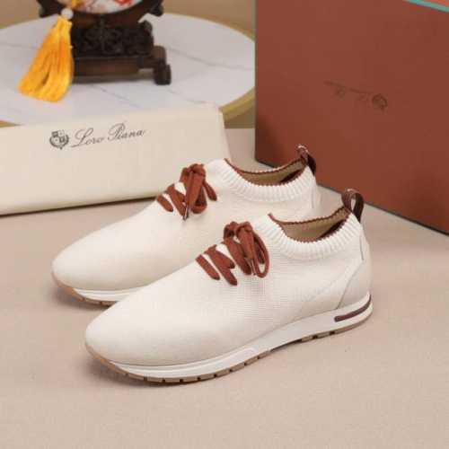 Loro Piana 这款新款绒面革网球鞋采用超低帮设计，适合全年穿着，并具有防泼水性能。包边鞋底营造轻松迷人的色彩组合，将功能性与低调个性风格和谐融合。打造都