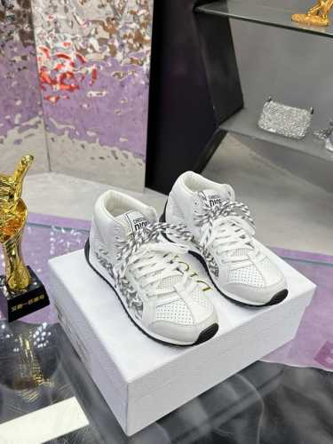 工厂P价P：430 迪奥最新款走秀款 独家发售，2025系列新品这款 Dior、C ' Est 运动鞋彰显醒目而时尚的风范 精心制作，鞋面侧边镂空设计风格搭配超