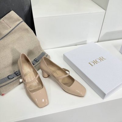 高品质出厂 ！顶级品质！Dior迪奥2025春夏走秀款珍珠一字扣带粗跟玛丽珍方头单鞋！原版购入开发 ！完美还原这款鞋的楦形细节鞋面进口牛漆皮 内里垫脚细腻小羊皮