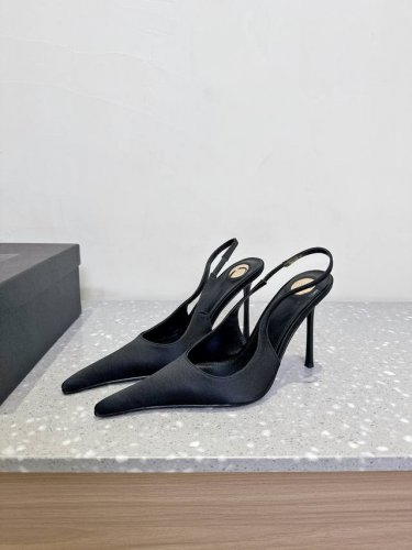 Saint Laurent 圣罗兰 25Ss春夏新款 尖头 高跟 凉鞋 走秀款 把美丽刑锯表现的淋漓尽致 姐姐的美丽尤物 又是人间 rose同款的化很好修饰脚型