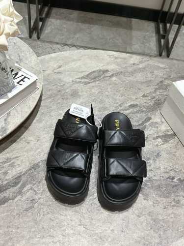 Prada普拉达25春夏厚底菱格凉拖Prada厚底徽标凉鞋拖鞋简约大气时髦耐看不过时是时尚圈永不退潮的经典所在，复古的英伦风格，让你穿出不一样的气质面料:进口超